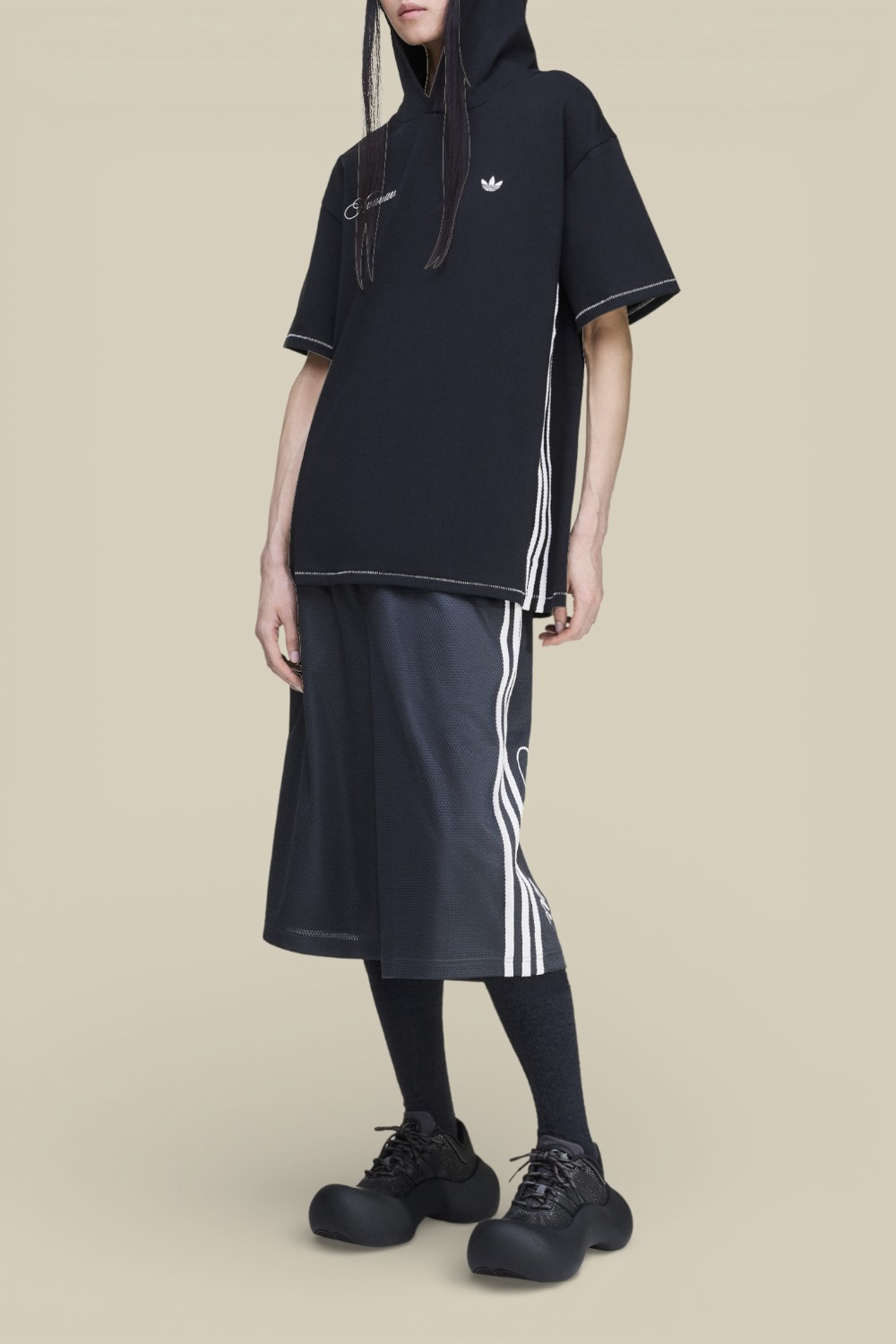 תמונת כל הלוק של חולצת טי קפוצ'ון